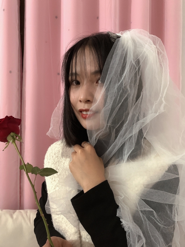 持紫菜包饭的女孩的第一张照片--平南中老年相亲网